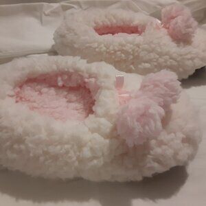 NWOT Super Cloud Soft Fleece Slippers with Bow and Pompoms Marshmallow Pink S7/8